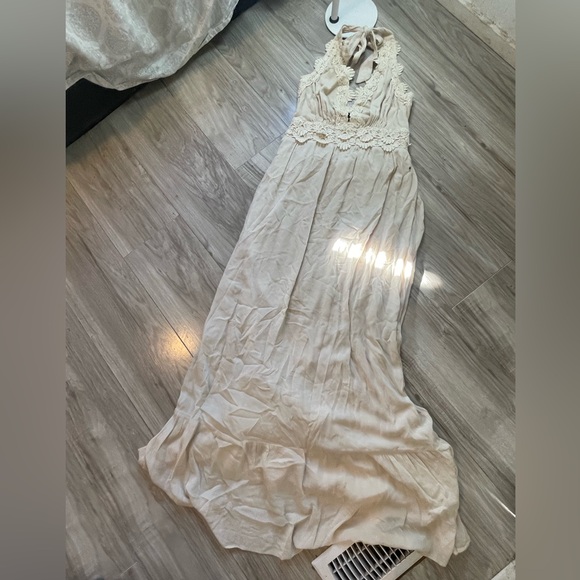 VENUS Elegant Cream Wedding Dress - Picture 1 of 7